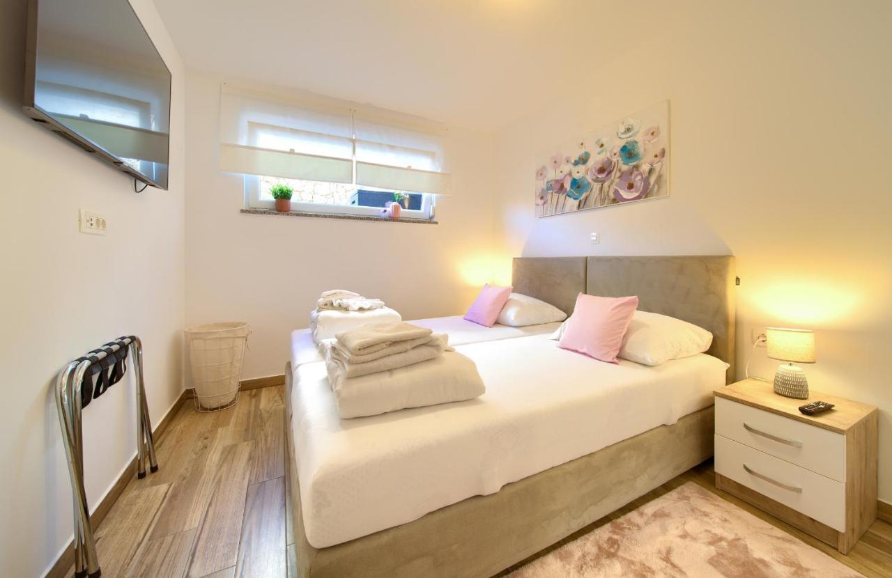 Villa Solis Lacus Modern Apartment - Private Heated Pool - Smart Tv Sky X - Free Parking Njivice Luaran gambar