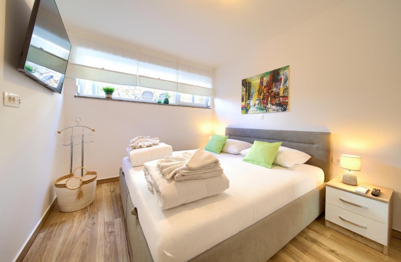 Villa Solis Lacus Modern Apartment - Private Heated Pool - Smart Tv Sky X - Free Parking Njivice Luaran gambar