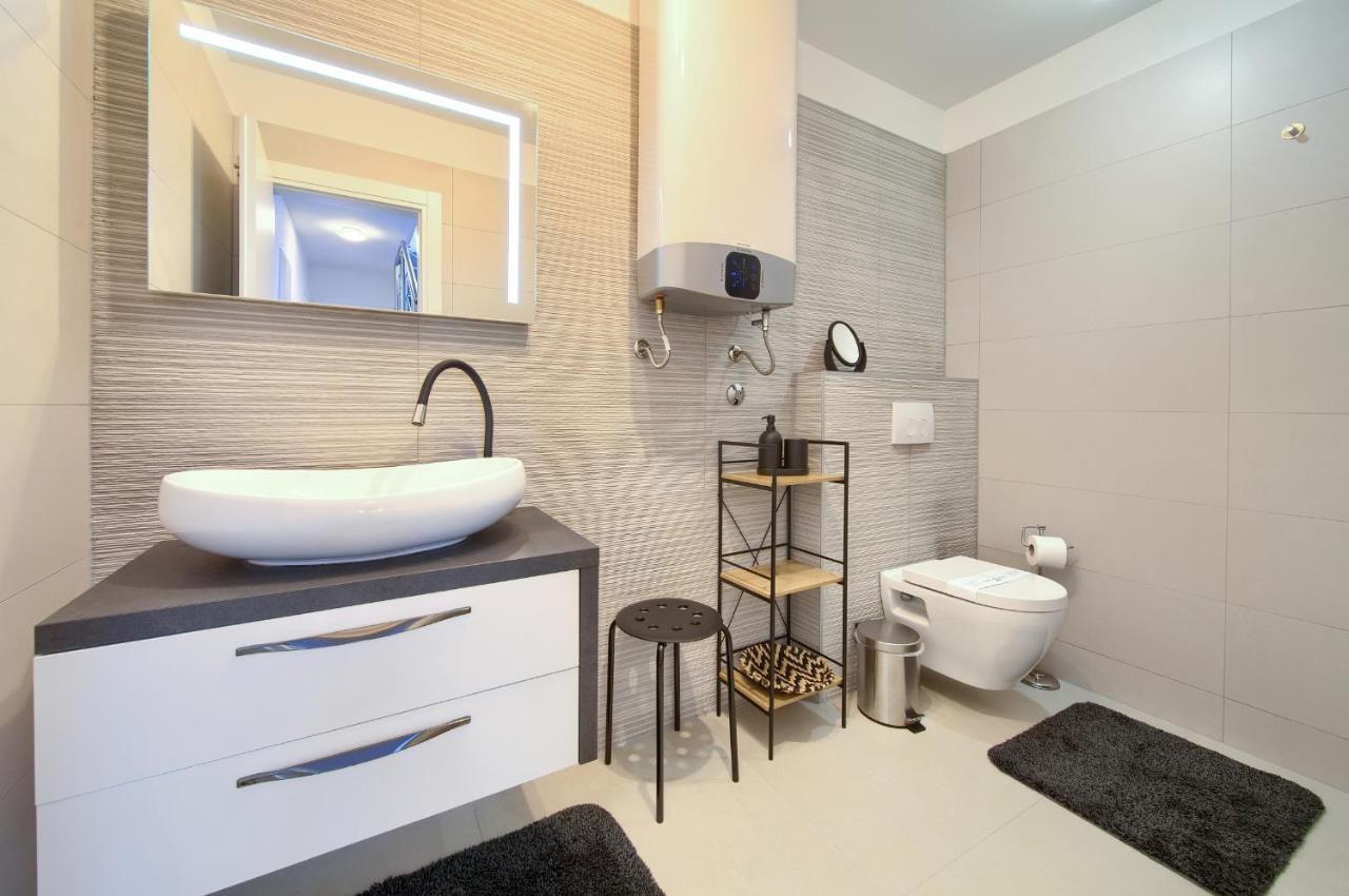 Villa Solis Lacus Modern Apartment - Private Heated Pool - Smart Tv Sky X - Free Parking Njivice Luaran gambar