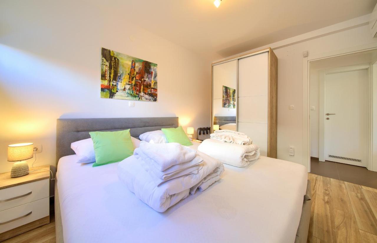 Villa Solis Lacus Modern Apartment - Private Heated Pool - Smart Tv Sky X - Free Parking Njivice Luaran gambar